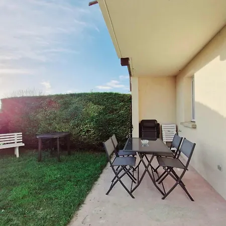 Family T2 With Pool And Garden In